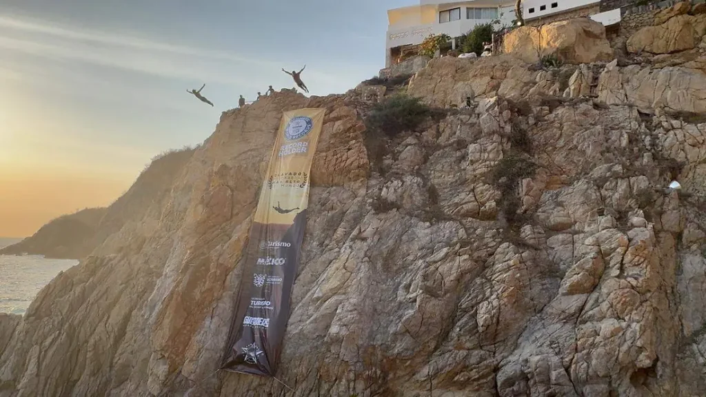 Clavadistas de La Quebrada en Acapulco reciben Récord Guinness por sus más de 5 millones de saltos