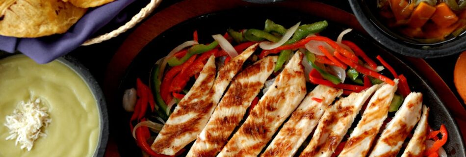 Fajitas mexicanas tradicionales con guarniciones